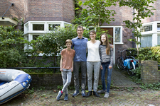 852175 Portret van Anna, Matthijs, Melanie en Hester, bewoners van een huis aan het Hiëronymusplantsoen te Utrecht.